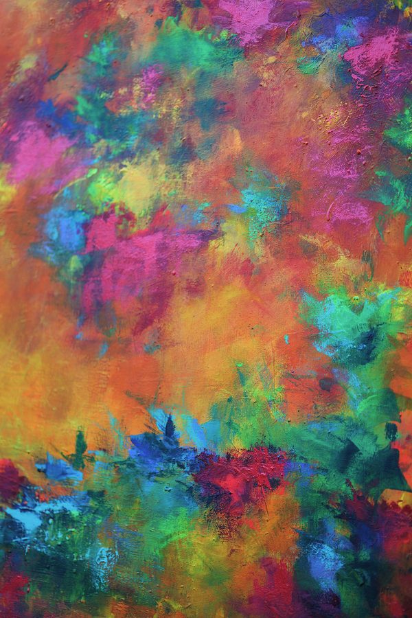 Detalhe de tela abstrata em laranja, rosa, verde e azul, com camadas espessas de tinta.
