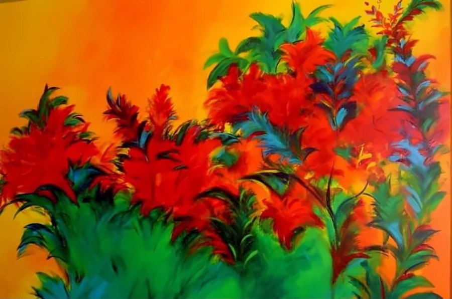 Tela de flores vermelhas e folhas verdes sobre um fundo laranja ardente.